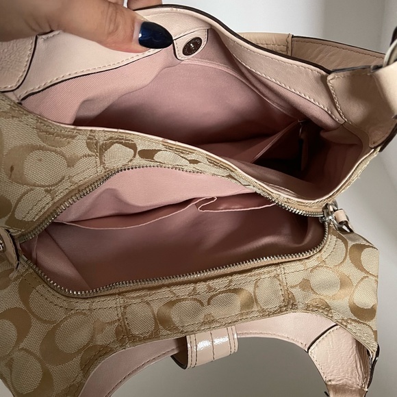 Coach Patent Leather Trim Shoulder Bag With C Pattern - Picture 2 of 9